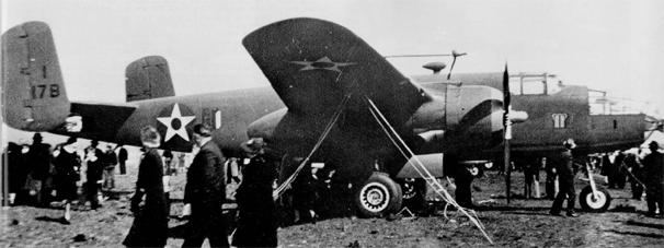 B-25A �� 17&nbsp;BG, ���������������� ������� ��������� ������. �� ���� �������� �������� ������� ������. ����������� ����� ��������, �������, ������� �� ���� � ����������� �� ����. "17B" &mdash; ����������� ������