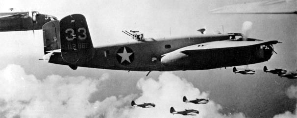 �������� 82-�� ��������� 12&nbsp;���������������� ������ � ���������� � ����������� �������� ��� �������� ��������. ���� ���� ������ B-25 №&nbsp;33 ����� P-40 ������� � ���� &mdash; ���������� ������ ��������. B-25 ������� �� ��������� ����� &mdash; ���������-������� (Desert Pink) ������� � ������� ����������� � ����� (NG) &mdash; ������