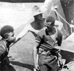 Во время своего базирования на Новой Гвинее в конце 1943 г, VP-11 помогал эвакуировать австралийские войска