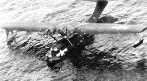 Черная Кошка №65 из VP-34 при выполнении миссии Дамбо 11 июня 1944 г. Лодка подняла на борт троих уцелевших членов экипажа B-24, подбитого при рейде на Трук. Летчики были доставлены на базу Каталин
