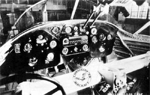 Объединенная приборная панель выполнена в традициях дизайна 1935 г. Горизонтальная штанга на которой установлены штурвалы - дальнейшее развитие Y-образного штурвала ранних Депердюссенов. Над приборной панелью видны направляющие для установки бомбардировочного или торпедного прицела.
