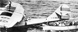 PBY-2 из VP-2 после посадки в открытом море принимает на борт раненого с корабля "Санта Клара", 1938 г. Патрульным дивизионам нередко приходилось выполнять подобные задачи.