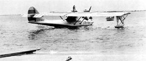 PBY-3 из VP-7 возле спусковой рампы перед подъемом на берег. Цвет полос на руле направления не определен. Строевой номер самолета нанесен на верхние поверхности обоих крыльев. Шеврон на крыле синий (это цвет 3-го звена дивизиона, включавшего в себя машины под номерами 7, 8 и 9)