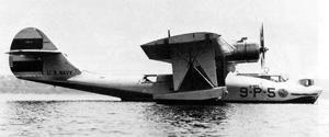 Летающая лодка со строевым номером 5 из VP-9 на воде в Сендз-Поинт в 1938 г. Воздухозаборники этой PBY-3 в верхней части мотогондол четко рисуются на фоне неба. Рукав пулеметной ленты и крепление пулемета хорошо видны сквозь открытый люк бортовой огневой точки