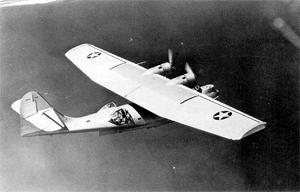 Ранняя PBY-5 новыми блистерами. Черная рабочая зона между мотогондолами на верхней части крыла кажется гораздо светлее из-за угла освещения. По этой же причине не заметны красные круги в центре опознавательных знаков