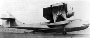XP3Y-1 во время испытаний на базе Флота в Норфолке. Первоначальная конструкция руля направления (на фотографии) менялась впоследствии дважды для улучшения путевой устойчивости и управляемости. Самолет окрашен светло-серой краской по алюминиевым поверхностям и серебрянкой - по обтянутым полотном. Верхняя часть крыла - оранжевая, маркировка - черная. Транспортное шасси при спуске на воду снималось и убиралось в хвост фюзеляжа.