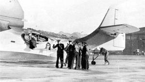 Авиабаза Кодьяк на Аляске, 3 сентября 1944 г. Командир советского перегоночного подразделения объясняет экипажу маршрут очередного этапа перегонки PBN в Союз