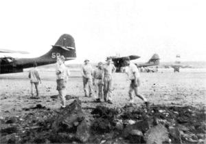 Вскоре после перелета на Гендерсон-Филд на Гуадалканале в марте 1943 г VP-54 подвергся налету японцев. На переднем плане видна воронка от авиабомбы. На заднем плане - Каталины дивизиона и аэродромная вышка.