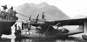 PBY заправляется топливом с судна снабжения на удаленной базе на Алеутах. Вместо этого Каталина могла становиться на якорь в бухте и заправляться со специального катера-заправщика (bowser boat).