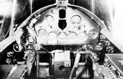 �������� ������ F4F-3. �� ����������� ������ ������������� ������� ���������� ������� � ���������. �� ������� - ������� �������� ���������