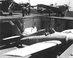 F4F-3 �������� ������� �� �������� ������ ��������� "��������" (CV-3) ������ 1941. F4F-3 �������� ������� ���� �������� ���������� R-1830-86 � ����� ������ �����. �� ������ ����� ���������� ���������������� ����������� � ������ ������� ������ ����� �������.