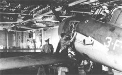 ������� ������� ������� ����������� F4F-4 �� VF-3 � ������ ��������� "����������" (CV-6). ������� CBD � TBD �� ������� �������� ��������� � ���������� ������ ��� ����������� ������������ ������������ �� ������. ������� ��������� - ��� ������ - ����� �� ����� ���������.