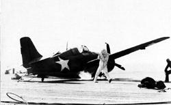 ��������� ������� F4F-4 �� VF-41 �� ������ ��������� "��������" (CV-4), ���� 1942. ����� ����������, ��� ��������� ��������� ����������� ������. ����� ������� ������ � �� ����� ��� ������� ��������� ����� ����� ����������� �������������