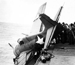 ��������� ������� �������� �� ��������� ������ ��������� F4F-4 �� VF-9, ��������� �� ����� ��������� "��������" (CV-4), 25 ������� 1942. �� ������� � ���� �������� ���������� ������ ���������� ���� � ���� ������������