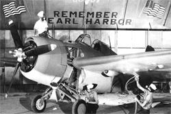 �������� F4F-4 ������������� ����� �������� � ����� War Bond � �������� 1942&nbsp;�. ���������� �����, ��������� � ������� �������, ������ ������������. ����� ��������������� � ������� ����, ����� ��� �� ������ ���������� ��� ���� ������