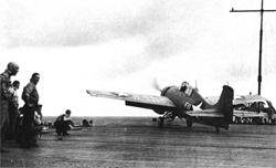 ������ ������� � ��������� ������ F4F-4 �� ����� ���������� ��������� "���� ������" (CVE-1) �������� ������ ��� ������ �� ���������. ���� 1943&nbsp;�. "���� ������" ��� ���������� ���������� ��������� � ��� ����� ������������� "�������", ������� ������������ �� ������� ���������� � ��������� ���������� �������� �������. "���� ������" ������������� ��� ��������� � ������������� ����