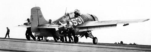 �������� ������� ������������ FM-1 �� VC-33 �� ��������� ��������� "������" (CVE-16), 6&nbsp;�������� 1943&nbsp;�.