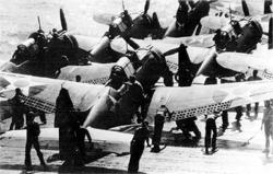 ��� ������ �� ������� ����� �������� � ����������� �������, "����������" � "������" �������� ����-������. SBD-3 �� 6-� ���������� ������������� �� ������ �� ������ "�����������" 3&nbsp;��� 1942&nbsp;�. �� ���� � ���������� ����.