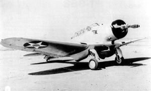 Маркировка 5-B-10 на борту BT-1 (рег. 0606) означает, что это 10-я машина из VB-5 авиагруппы "Йорктауна". Капот, шеврон и полоса на фюзеляже - черные. Киль - красный. Перфорированные закрылки - тормозные щитки перекочевали впоследствии и на SBD