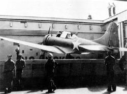 SBD-3 �� ������������������ "�����", ��������������� ��� ������� � �������� "����" � �������� ������, ������ 1942&nbsp;�. ��� ������ ��� ������ ���������� ��������� ���������������� ������ ����������� ��� ����������� �� ����� ���������.