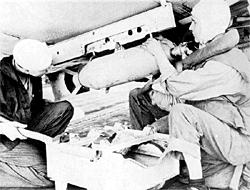 ���������� ��������� 100&nbsp;�� (45,3&nbsp;��) �������� ����� ������ ���������� (GP) �� ������������ ������ SBD-3. "��������", ������ 1942&nbsp;�.