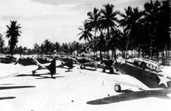 SBD-4 ������� ������ �� VMSB-234 � ��������-�����, 18&nbsp;������ 1943&nbsp;�. ��������-����� �� ����� �������� ������� ������� ����� � ������ ������ �� ����� �������� �� ����������� ��������.