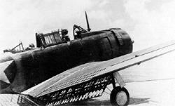 � ����� ������ 1943&nbsp;�. ����� SBD-4 �� VC-22 ���� �������� � �����-����� ���� � ������������ � ��������. �� ������ �������� ��� ��������� ������ � �����.