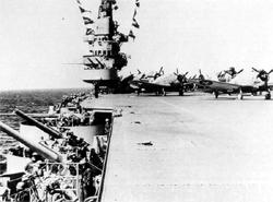 SBD-4 �� VS-41 �� ������ "���������", 10&nbsp;������� 1944&nbsp;�. �������� ��� ��� �����������, ��� ��� ����-������� ���� ����� �������� ��� ��������� ��� �����-�����. � ����������� ���������������� ����� ����������� ������� ������, ���� ��������� ����� ���� ��� ���