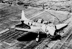 ������� �� ���������� "�����������", SBD-5 �� VB-16, �������� ��� ������� �� "����" 16&nbsp;������ 1943&nbsp;�. �������� ��������������� ���� ����� ������� �����. ���� ����� ��� ������� �� ����� ����� �������� ��������. �� ������� ���������� ��������� ���������� ���������.