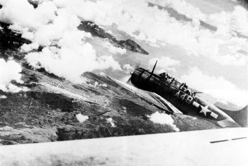 SBD-5 � �������� ������� �48 ��� �������� 22&nbsp;����� 1944&nbsp;�. ��� ������ ������ SBD ����� �������� ��������� - ���� �� �������������� ���, ������������� �� ��������� ������. � ���� ������ - ���� ����� � ������� ����-������ � ������ ���-��-����. �� �������� ����� - ����� ��� � ������ ��������.