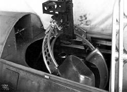 ����������� ��������� ���������, ������������� �� ����� ������� TBD-1, ���������� 7,62-�� ���������� � ������������� � 600 ��������. ������� ������� ��������� ������ � ��������� �� 360&deg;, ������� ��� ��� ���� �������������� �� 180&deg; �� ��������� � 90&deg; �� ���������.