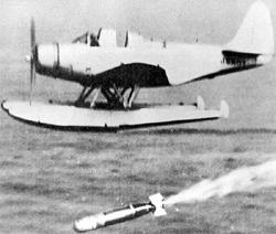 TBD-1A ���������� ������� Mk.XIII �� ����� ��������� �� ������� ��������� ������� ���� ����� ������. ������ ���� �� �������� - ������ �� ���������, ����������� �� ������. ��-�� ����� ����� �������� � ������������ TBD-1A ��� ���������� ������������� ����������.