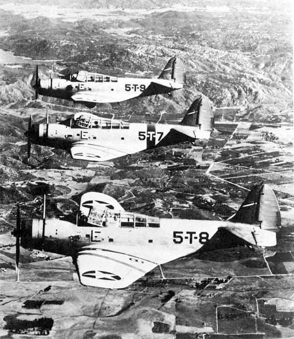 TBD �������� ����� 5 ���������� ��������� (VT-5) � ������ ������ ��� ����������� � 1940&nbsp;�. 5-T-7 ����� �� �������� ������������������ ����� ������, ������������ ������� ��������� �����. VT-5 ����������� �� "���������" (CV-5).