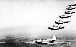 TBD-1 �� 2 ���������� ��������� (VT-2) � ����� ������� ������� ��� �����������, ������ 1940&nbsp;�. �������� ����� ������� ����� "E" �� ��������, ��� �������� ������ "�������" (Excellent), ���������� ���������� �� ���������.