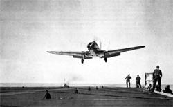 TBD-1 �� VT-3 ������� �� ������� �� "��������" (CV-3). ������������ ������� (Landing signal officer - LCO) ������ ������ ������ ���. ���������� �������� TBD-1 ���������� 63&nbsp;����/� (113&nbsp;��/�) ��������� ������� ������� ����� � �������� ���������.