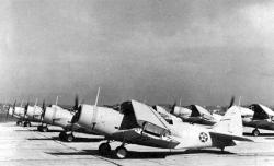 30 ������� 1940&nbsp;�. ������������ ����� ��������� �������� ��� ����������� �������� � ������� ������-����� ����. TBD �� VT-6, ���������� �� ����� �����, ����� ����� �������� ������ �� ��������.