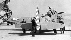 �������� �������� ���������� TBD-1 �� VT-8 �� ����� ���� �������, ��������� ������ 1941&nbsp;�. ������� ������� �� ����� ����� - ����-����� ������� ����������� � ������-����� ���. �� ���� �������� ������-����� ������.