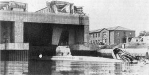 Укрытие «Elbe II». На переднем плане — подводная лодка U-2501. Гамбург, май 1945 г